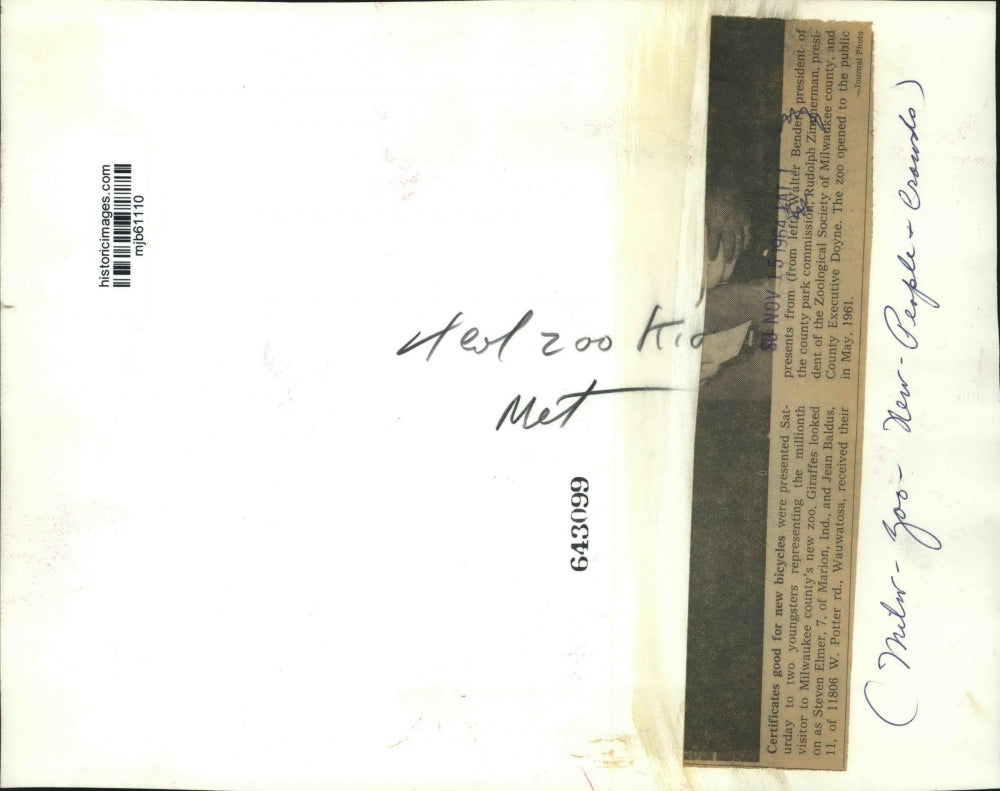 1964 Press Photo Two Youngsters got presents from Milwaukee County Zoo