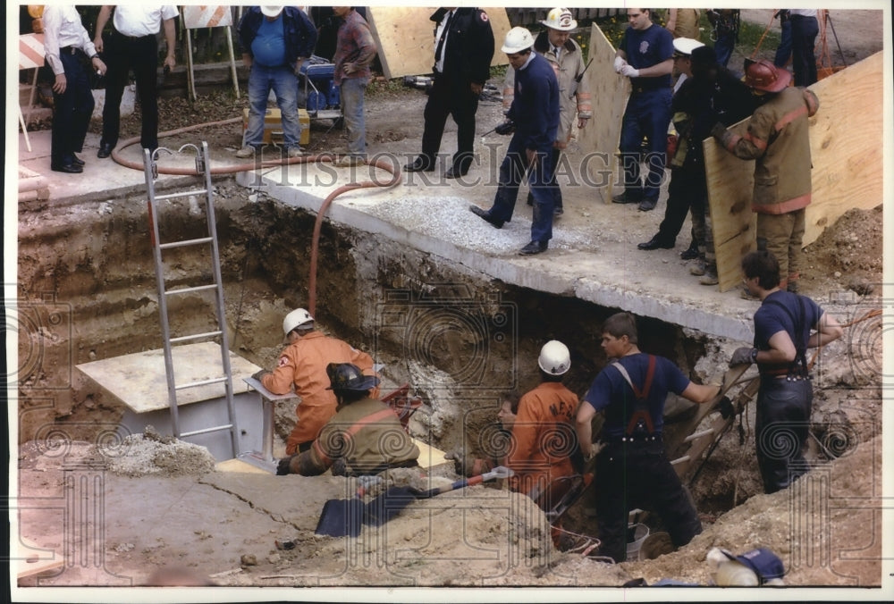 1993 Press Photo Milwaukee Fire Department Members Saving a Construction Worker- Historic Images