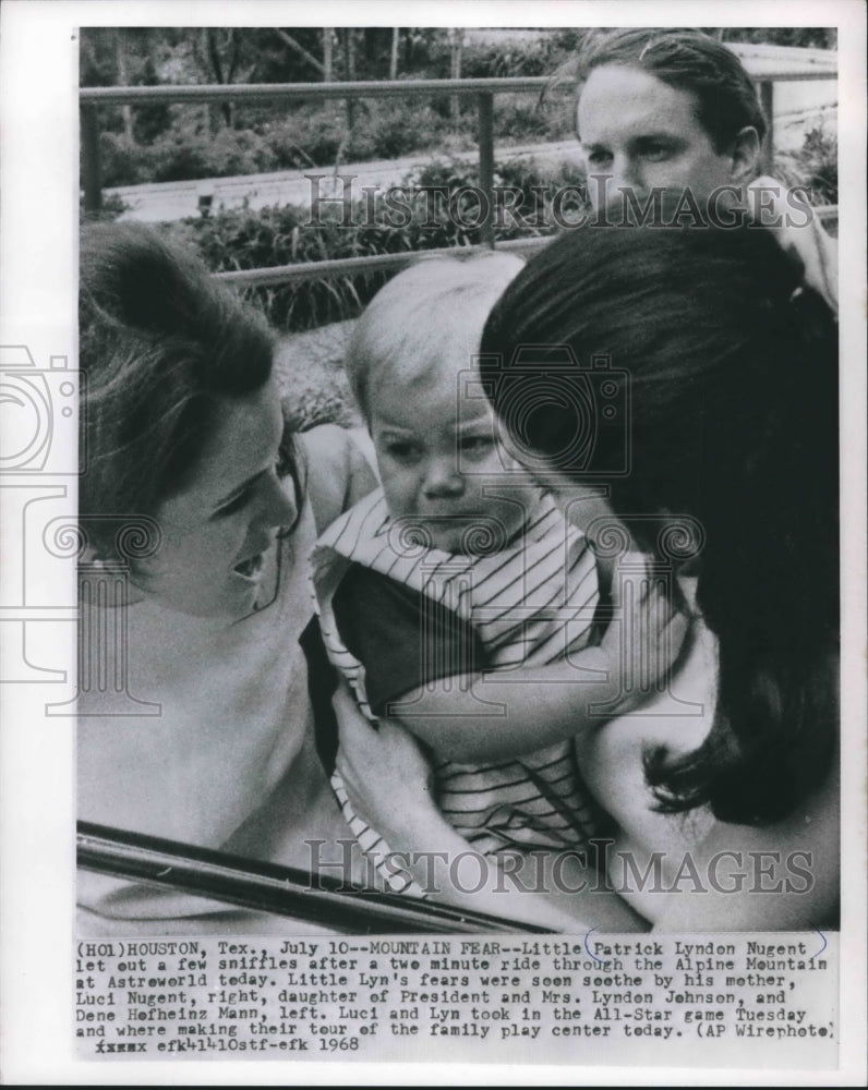 Load image into Gallery viewer, 1968 Press Photo Daughter and Grandson of President Johnson in Houston, Texas
