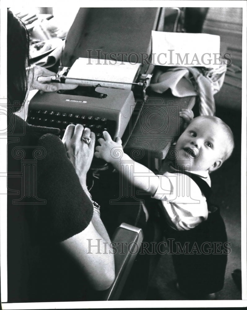 1968 Press Photo Luci Nugent and her son Patrick Lyndon, on Air Force I