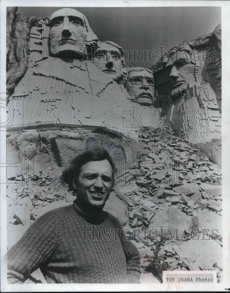 1974 Press Photo Bjorn Ritcher stands behind scale copy of Mount Rushmore