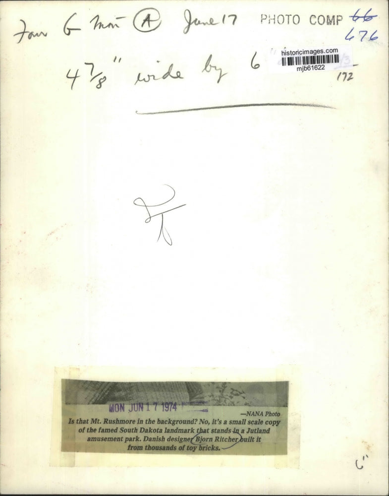 1974 Press Photo Bjorn Ritcher stands behind scale copy of Mount Rushmore