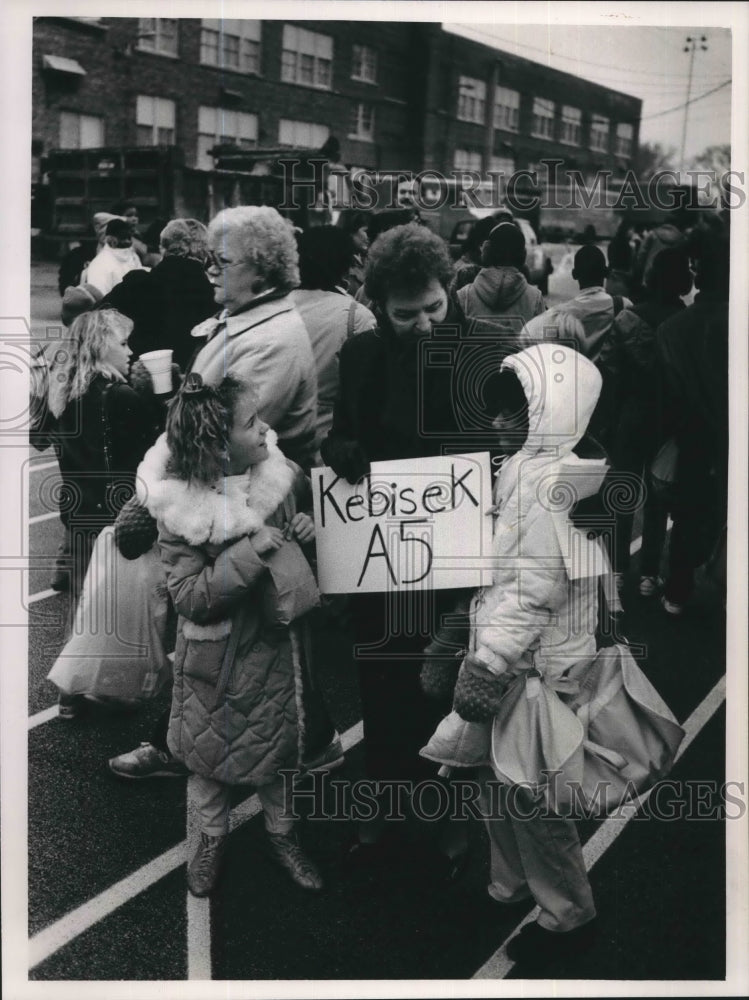 1988 Press Photo Hampton teachers and pupils prepared for trip to new school- Historic Images