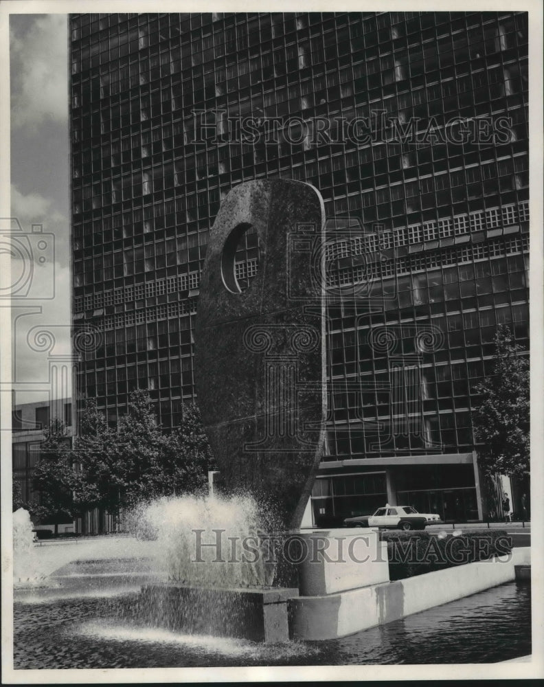 1965 Press Photo Memorial statue with fountain in front of building- Historic Images