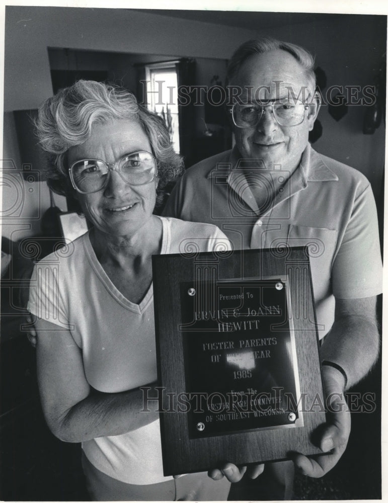 1985 Press Photo JoAnn &amp; Ervin Hewitt win foster parents of the year, Milwaukee - Historic Images