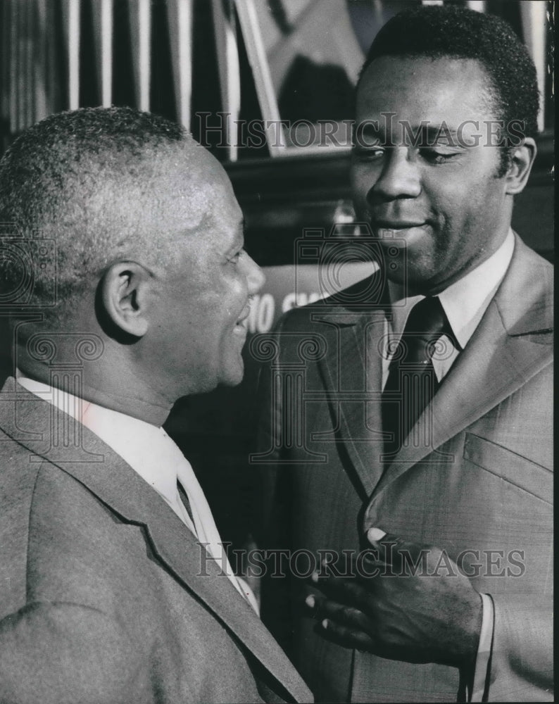 Load image into Gallery viewer, 1970 Press Photo Mayor Hatcher of Gary, spoke with Reverend Jack Johnson.
