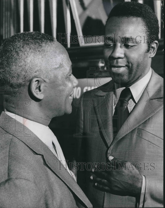 1970 Press Photo Mayor Hatcher of Gary, spoke with Reverend Jack Johnson.