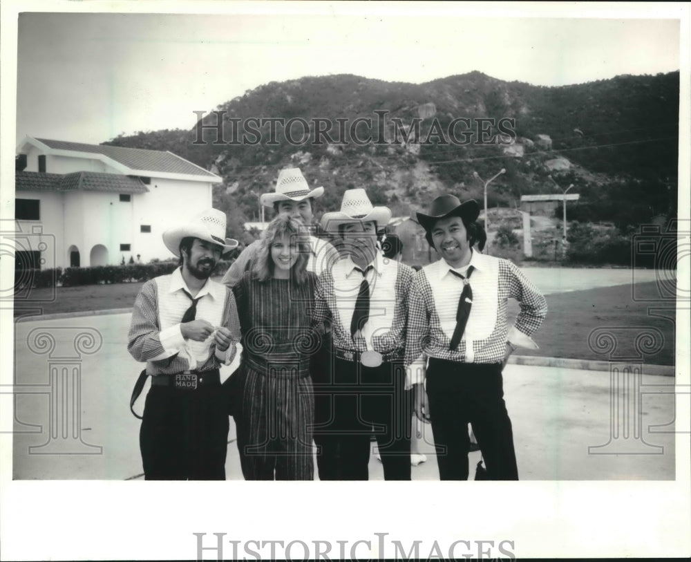 1987 Press Photo Laura Hauck and Japanese country band, Guitar Festival, China.- Historic Images