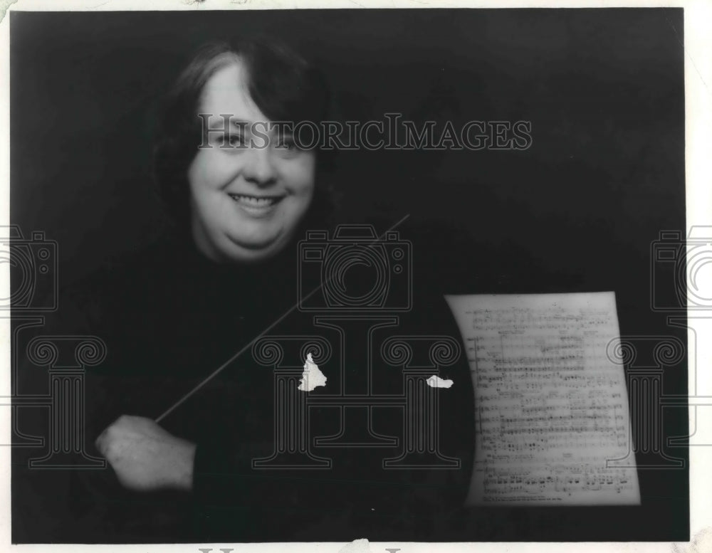 1985 Press Photo Margaret Hawkins conducts symphony in &quot;Elijah&quot; Milwaukee- Historic Images