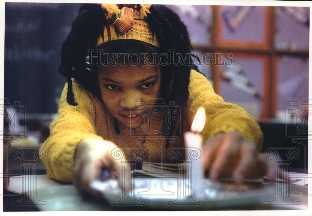 1994 Press Photo Nisan Goodlow studies candle at Roosevelt Middle School of Arts- Historic Images