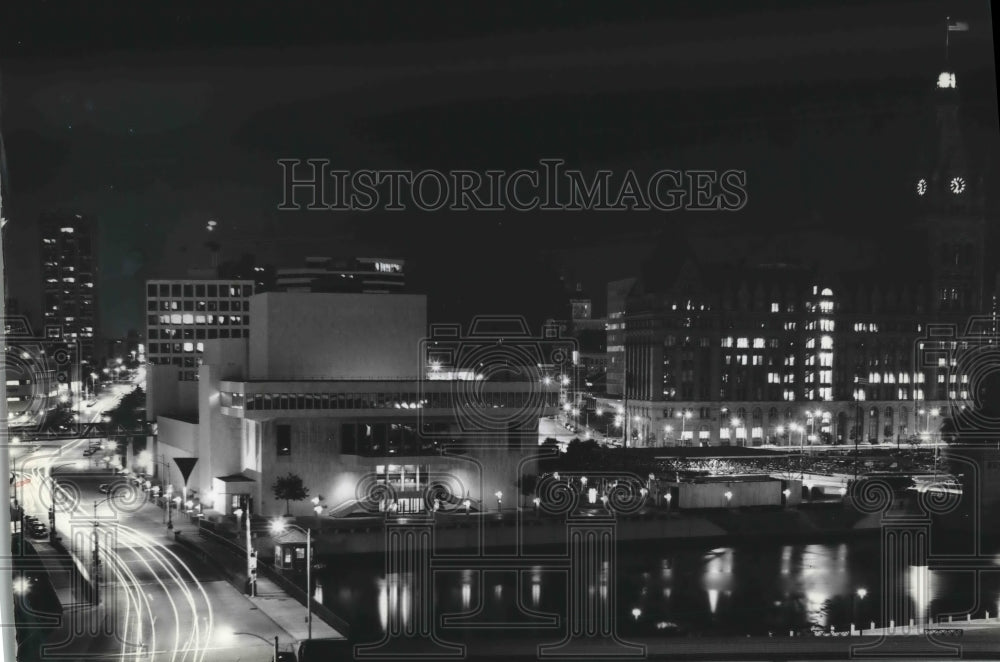 1982 Press Photo Night view of downtown Milwaukee.- Historic Images