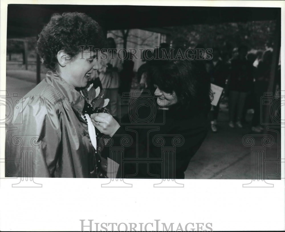 1994 Press Photo Sue Waldoch Pins a Corsage on Principal Mary Hauke - mjb61890
