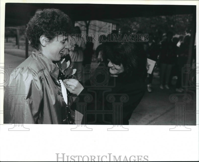 Load image into Gallery viewer, 1994 Press Photo Sue Waldoch Pins a Corsage on Principal Mary Hauke - mjb61890
