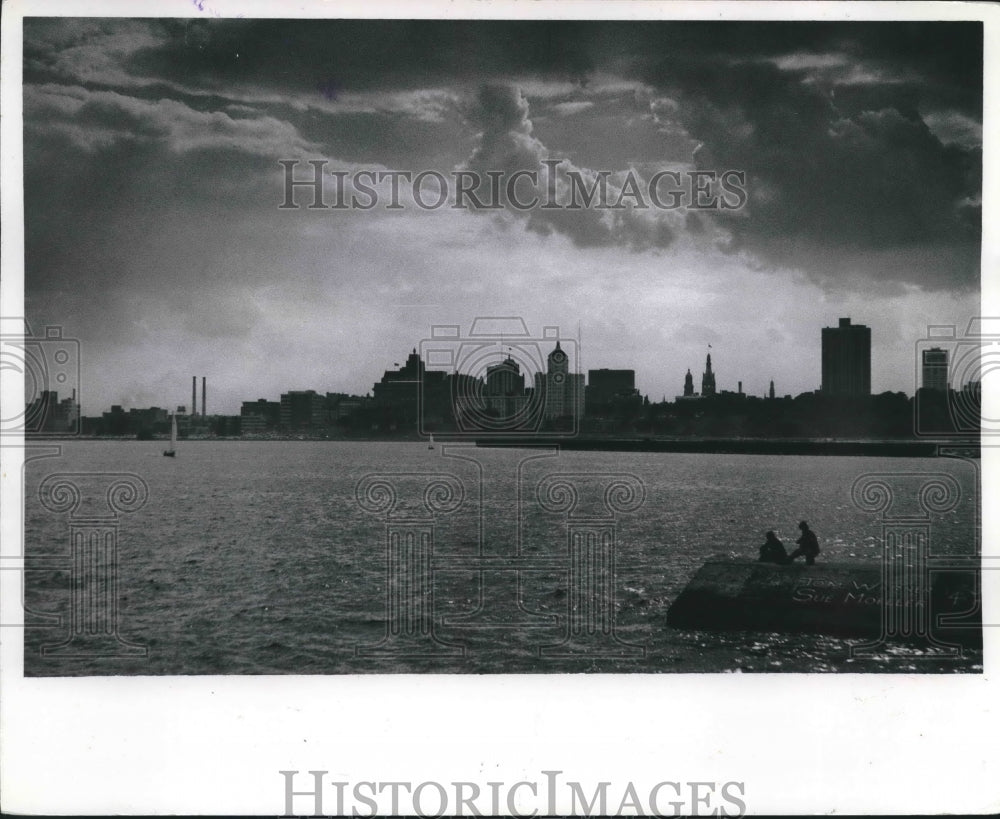 1971 Press Photo Dramatic Cloud Formation Above Milwaukee Skyline - mjb61912