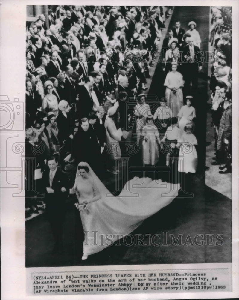 1963 Press Photo Princess Alexandra of Kent and husband leave wedding, London.