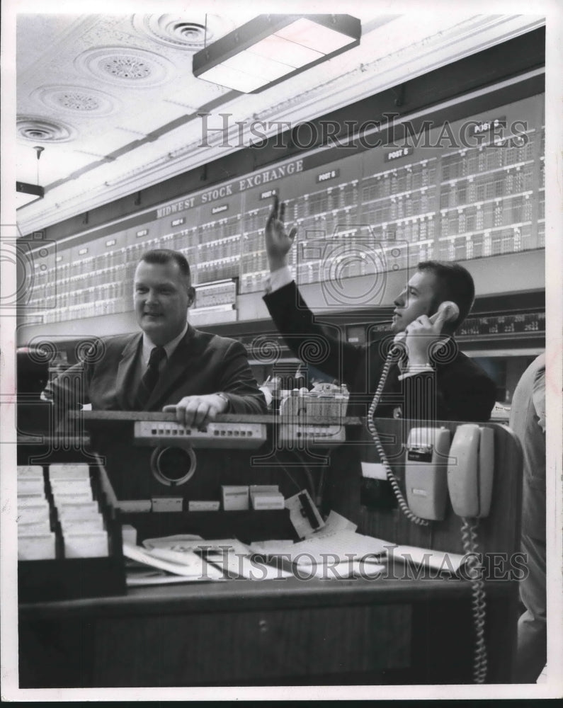 1970 Press Photo Loewi and Company buying and selling stock exchange- Historic Images