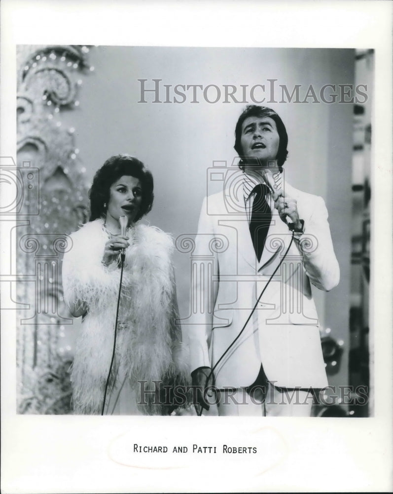 Load image into Gallery viewer, 1975 Press Photo Richard and Patti Roberts - Spring Event '75 - mjb61989
