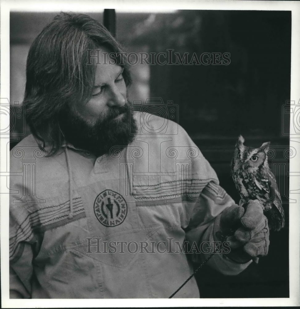  Press Photo Chris Cold, DNR Wildlife Biologist, Holds Screech Owl- Historic Images