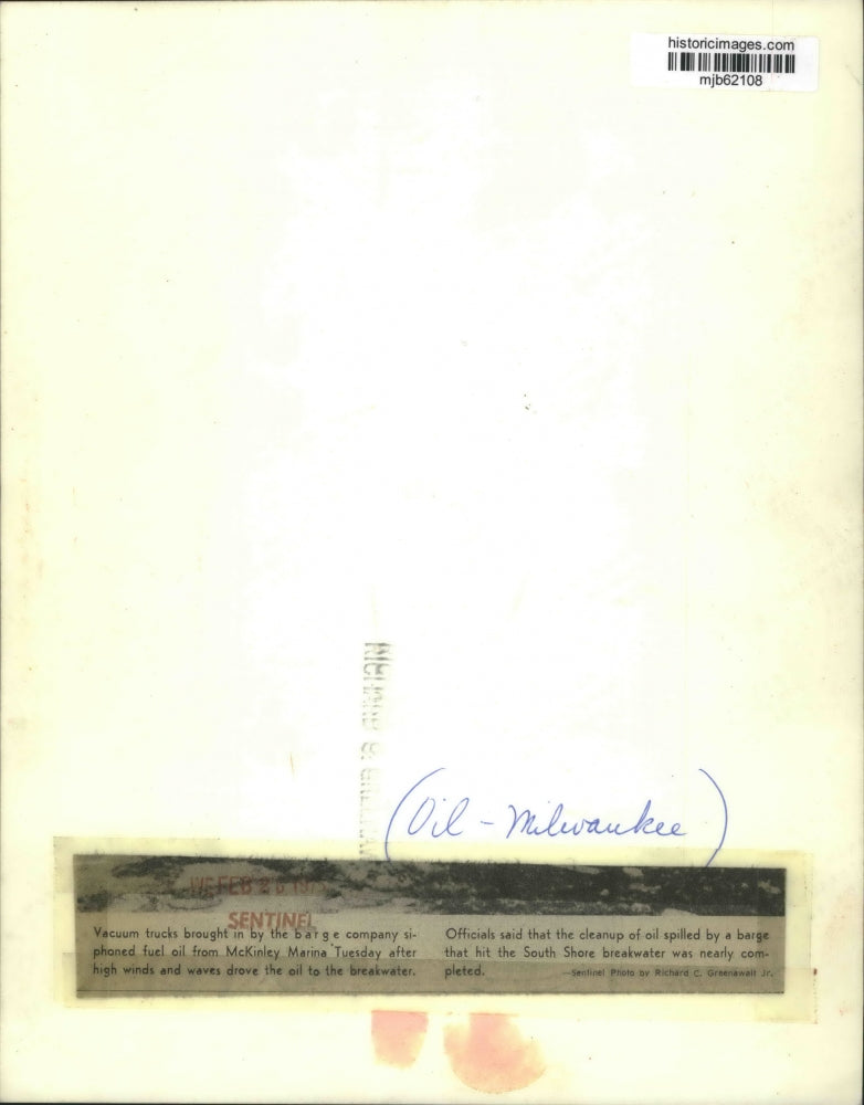 1975 Press Photo Vacuum Trucks Siphon Oil From McKinley Marina In Milwaukee