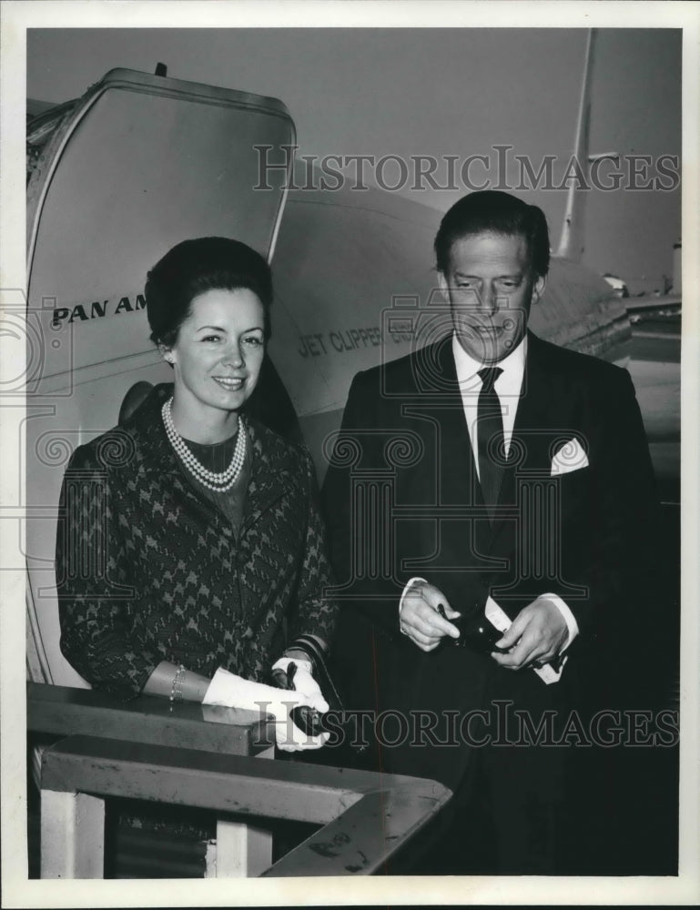 1967 Press Photo Lord Harewood and his bride leave New York for London- Historic Images