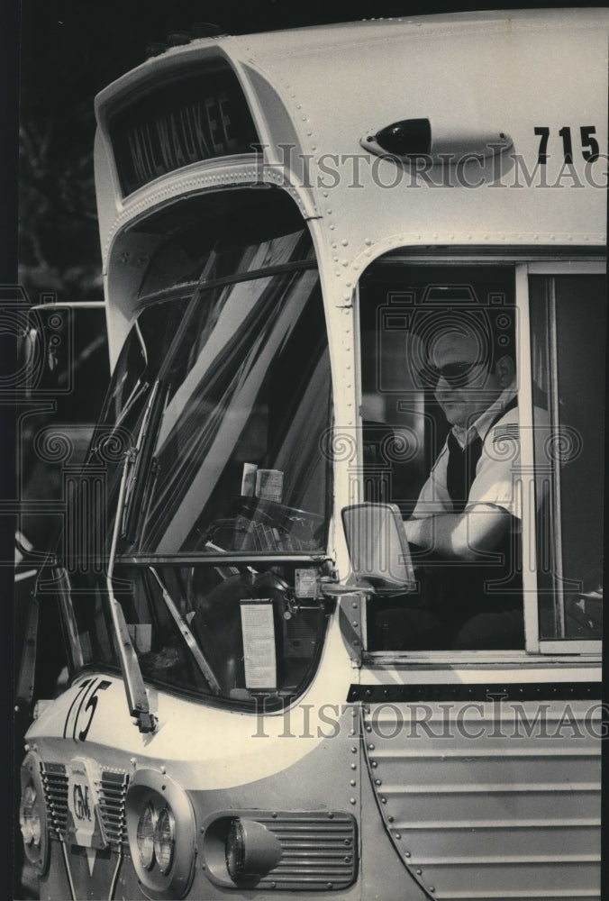 Load image into Gallery viewer, 1986 Press Photo Richard Breest, memorable last run to Milwaukee on transit
