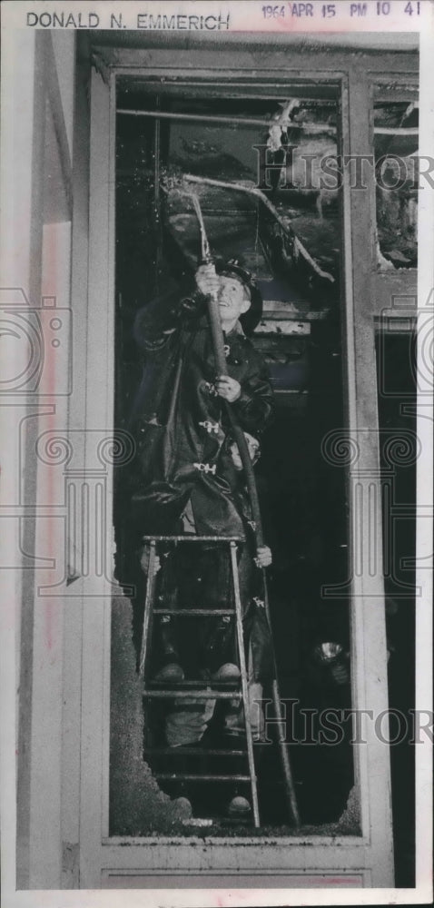 1964 Press Photo Fireman at Milwauke Children's Court Center, one child died