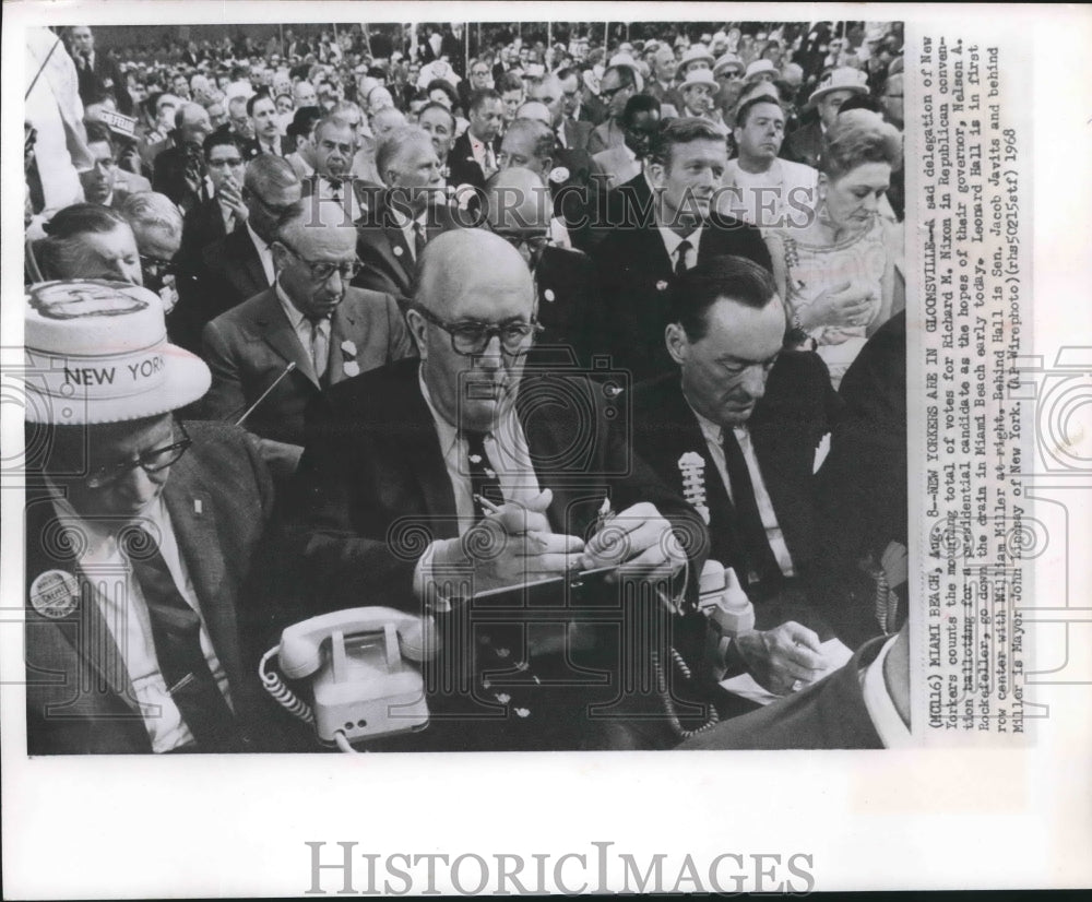 1968 Press Photo Leonard Hall and other New Yorkers watch presidential votes