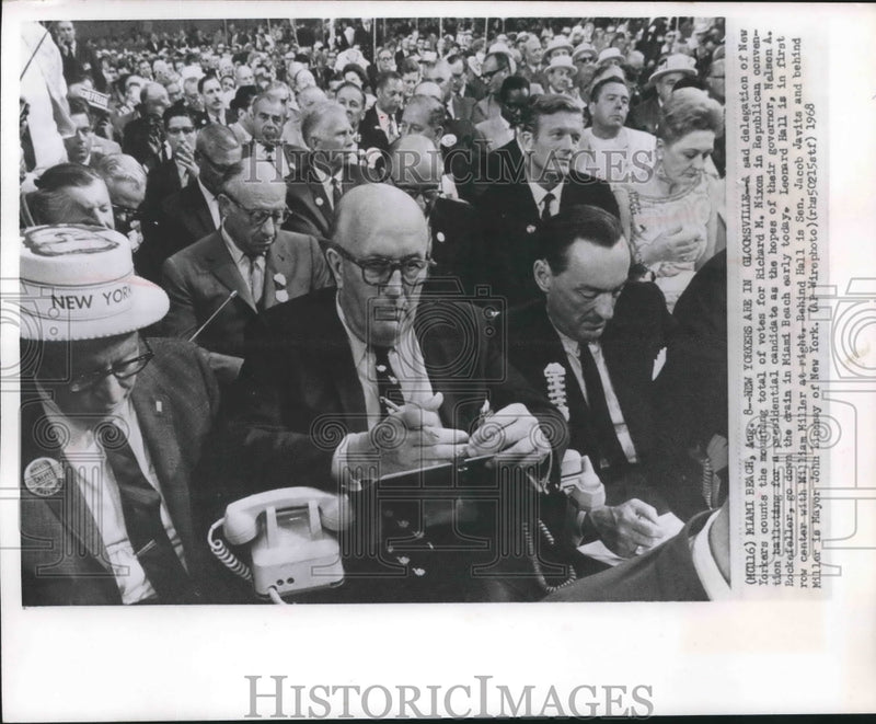 Load image into Gallery viewer, 1968 Press Photo Leonard Hall and other New Yorkers watch presidential votes
