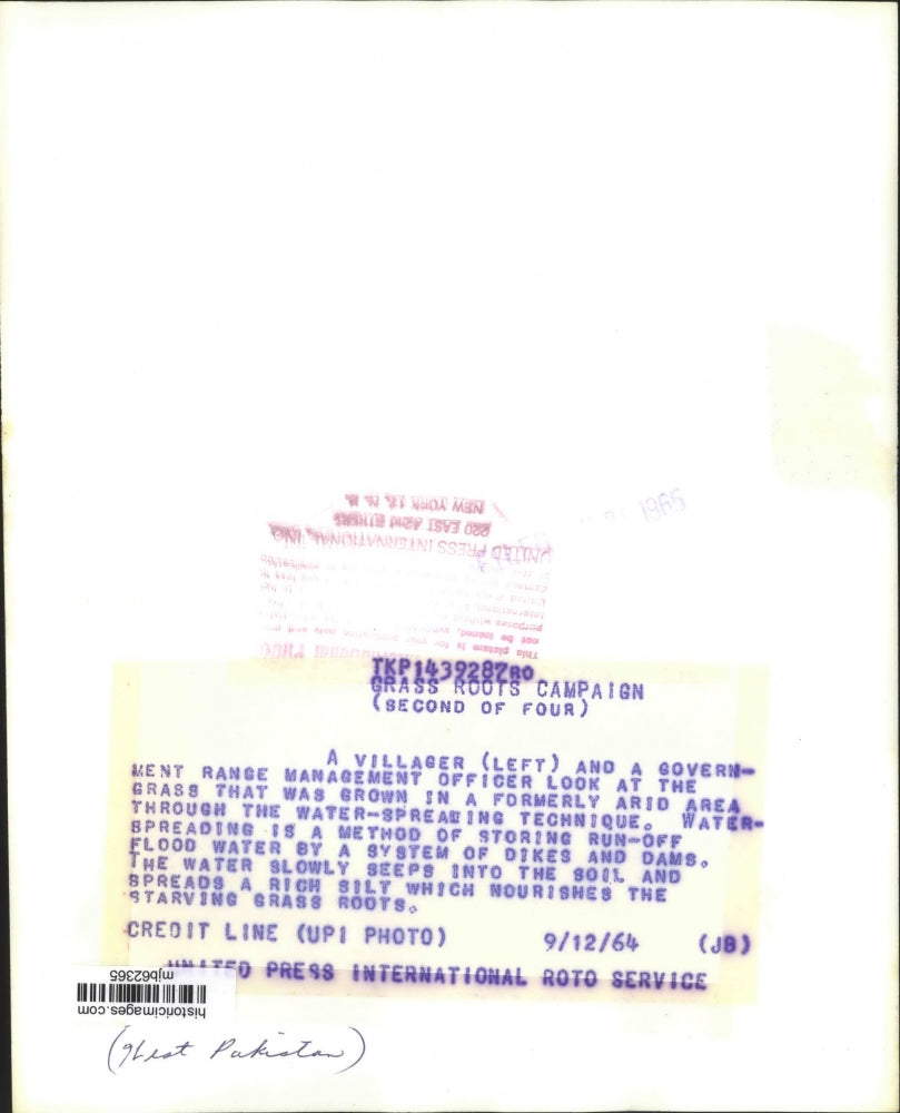 1964 Press Photo Villager with Range Management Officer in grass, Pakistan