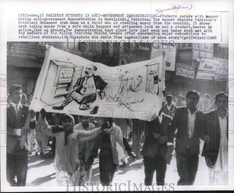 Load image into Gallery viewer, 1968 Press Photo Anti-government demonstration in Rawalpindi, Pakistan
