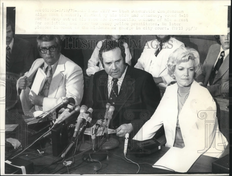 Load image into Gallery viewer, 1976 Press Photo Congressman Allan Howe (center), will not drop out of election
