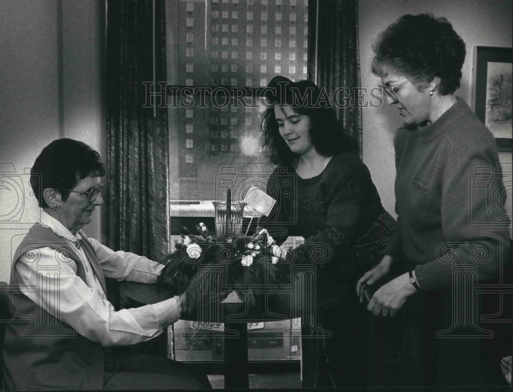 1990 Press Photo Family creates centerpiece at Holiday Inn - City Centre- Historic Images