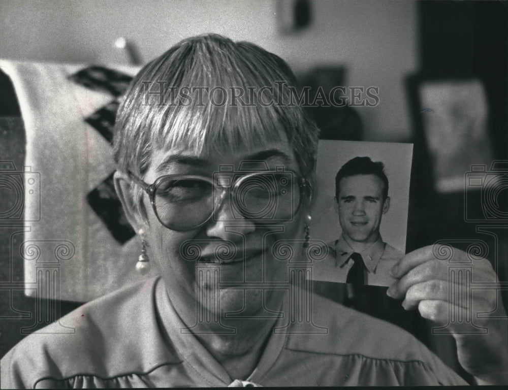 1992 Press Photo Jane Howard holding picture of husband Lieutenant Reynolds.- Historic Images