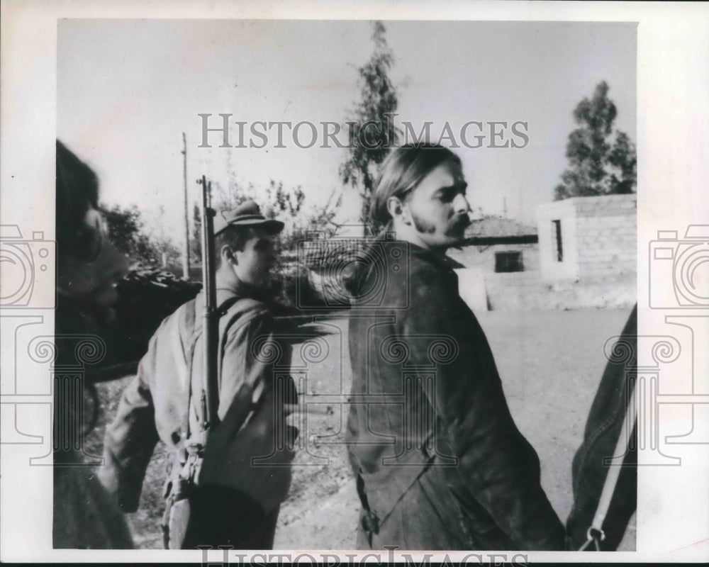1974 Press Photo Turkish soldier escorts Robert Hubbard after his arrest