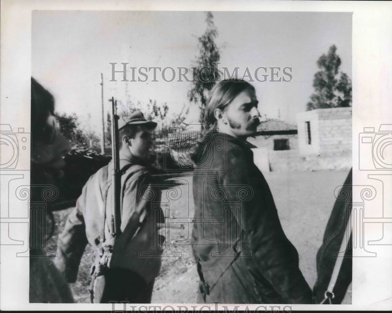 Load image into Gallery viewer, 1974 Press Photo Turkish soldier escorts Robert Hubbard after his arrest
