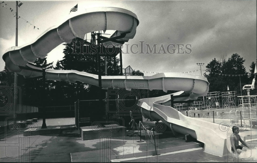 1986 Press Photo Adam Urban made a big splash at Hoyt Park Pool in Wauwatosa- Historic Images