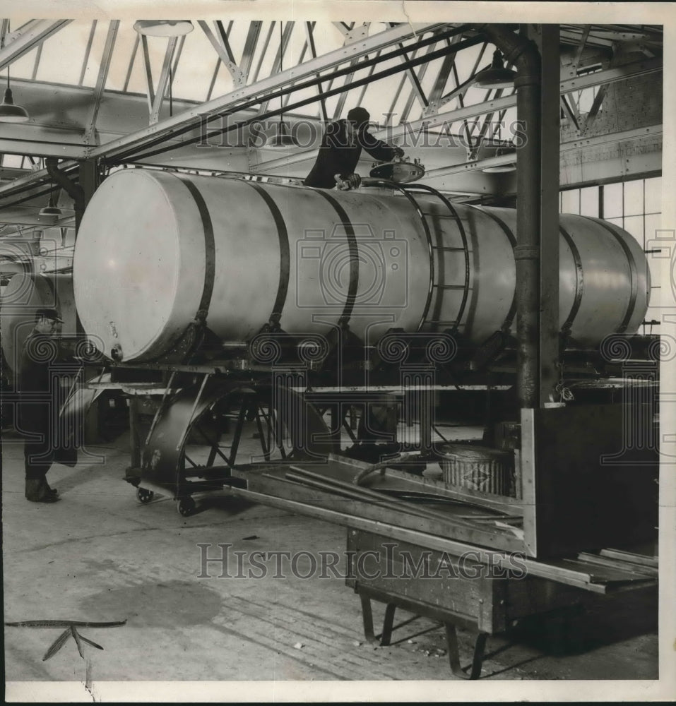 1933 Press Photo Stainless steel milk truck tank at Heil Company - mjb62683