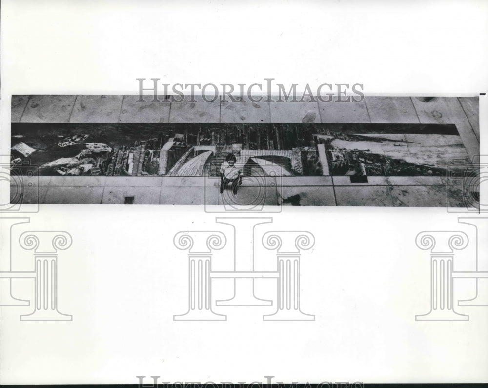 1975 Press Photo Narendra Patel made a 44 foot metal mural in Southfield, MI- Historic Images