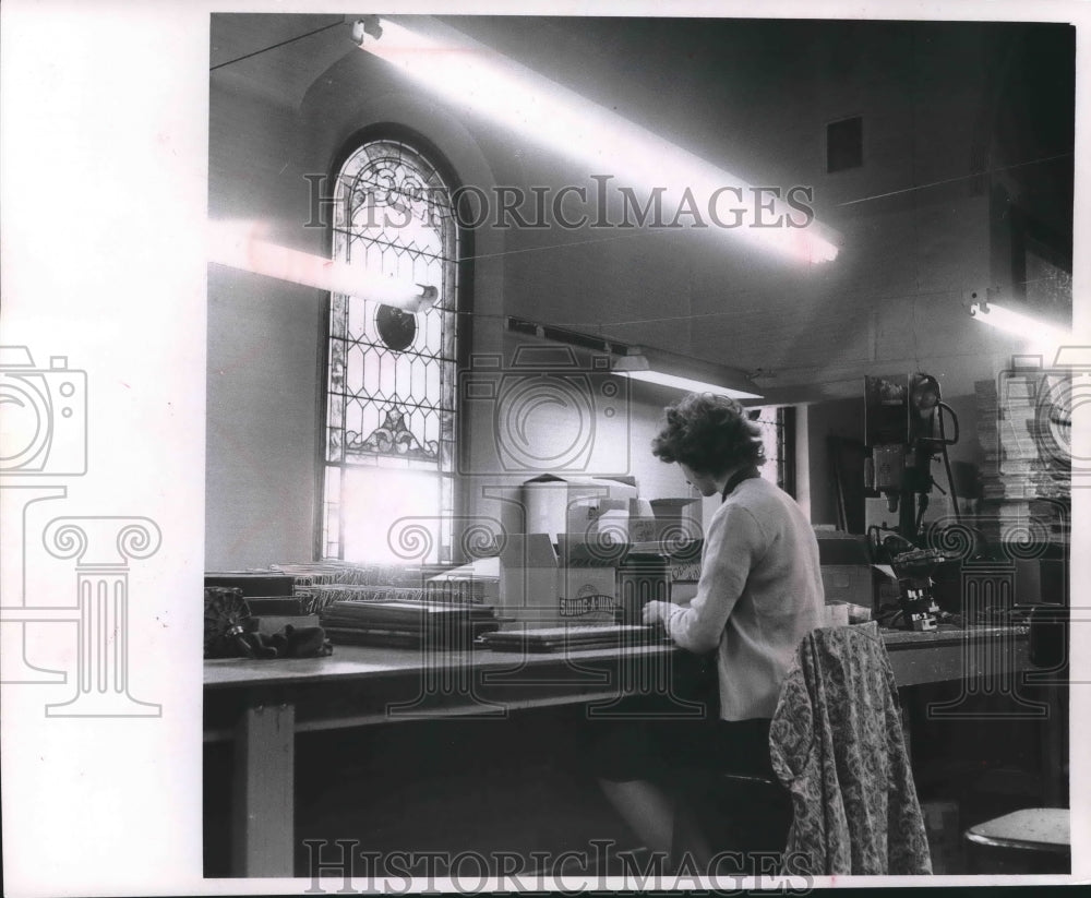 1968 Press Photo Mrs. Dennis Bohlman, stained glass, Hartland Manufacturing Co.
