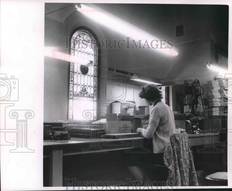 Load image into Gallery viewer, 1968 Press Photo Mrs. Dennis Bohlman, stained glass, Hartland Manufacturing Co.
