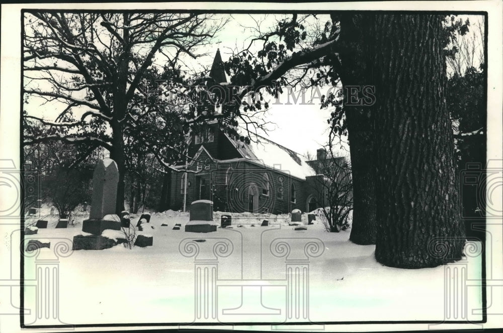 1988 Press Photo Hartland, Wisconsin, Cemetery and Lake Country Church- Historic Images