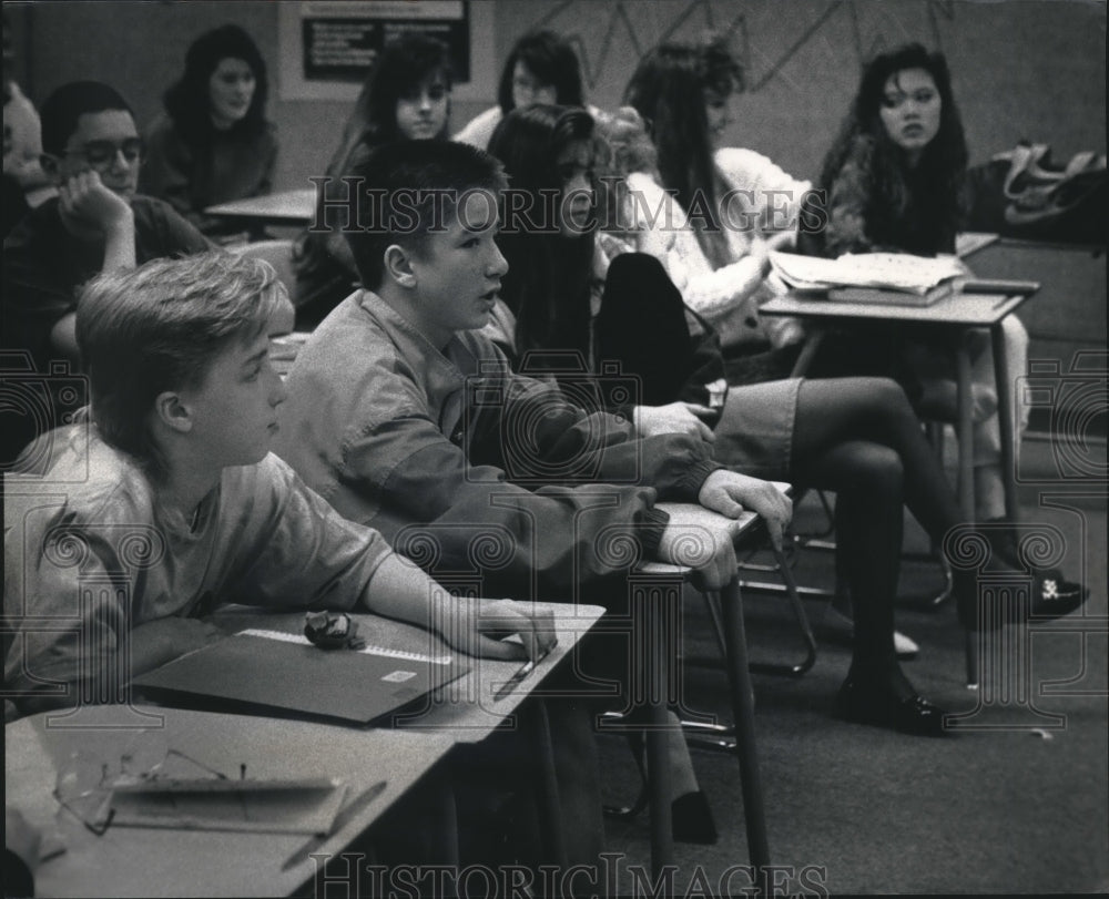 1992 Press Photo Hartford&#39;s Central Middle school students in Wisconsin- Historic Images