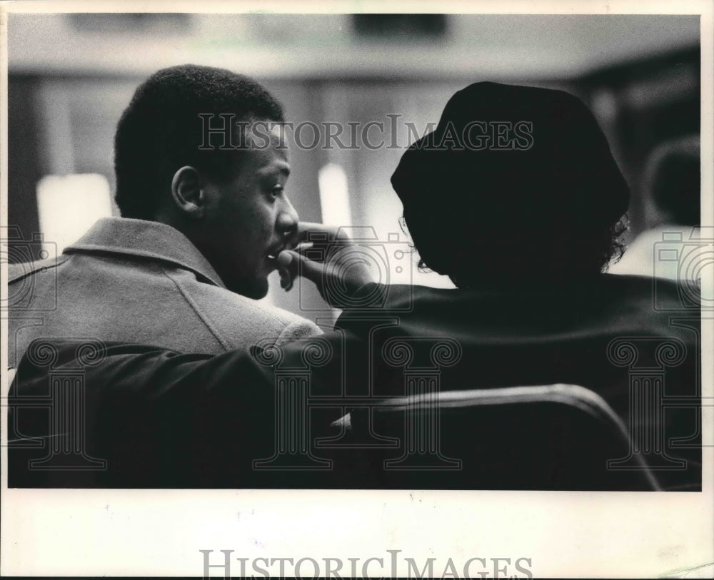 1984 Press Photo Phillip Wayne Harvey talks with his mother before guilty plea- Historic Images