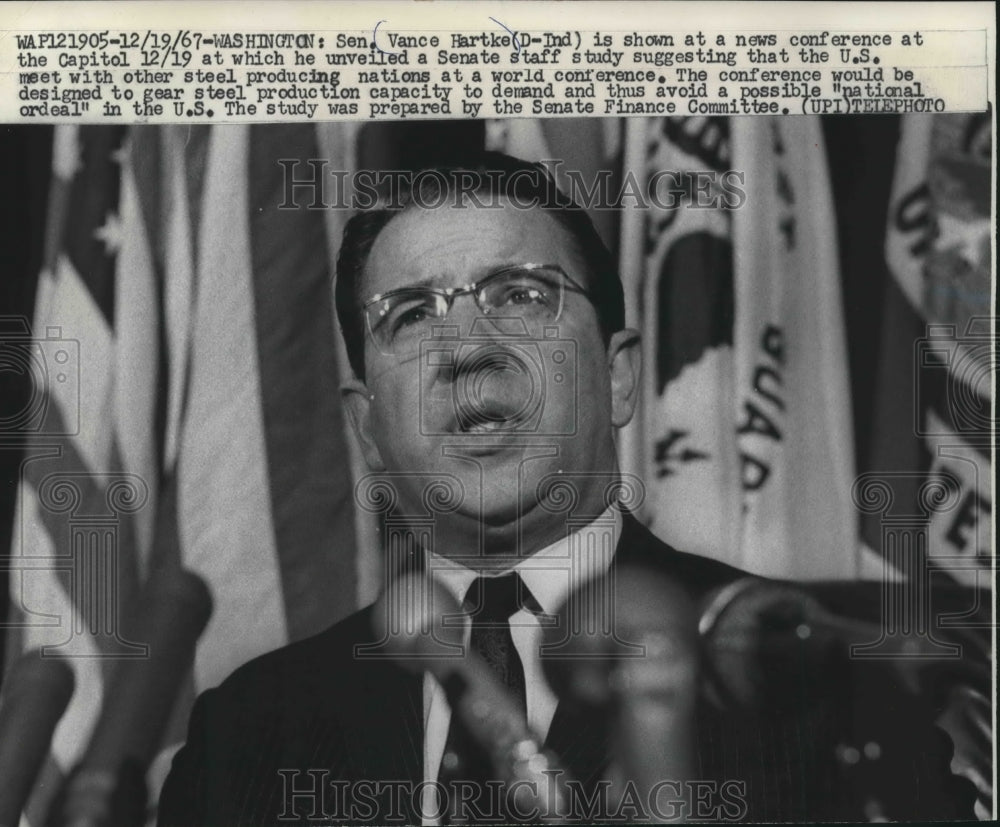 1967 Press Photo Senator Vance Hartke, news conference, Washington D.C.