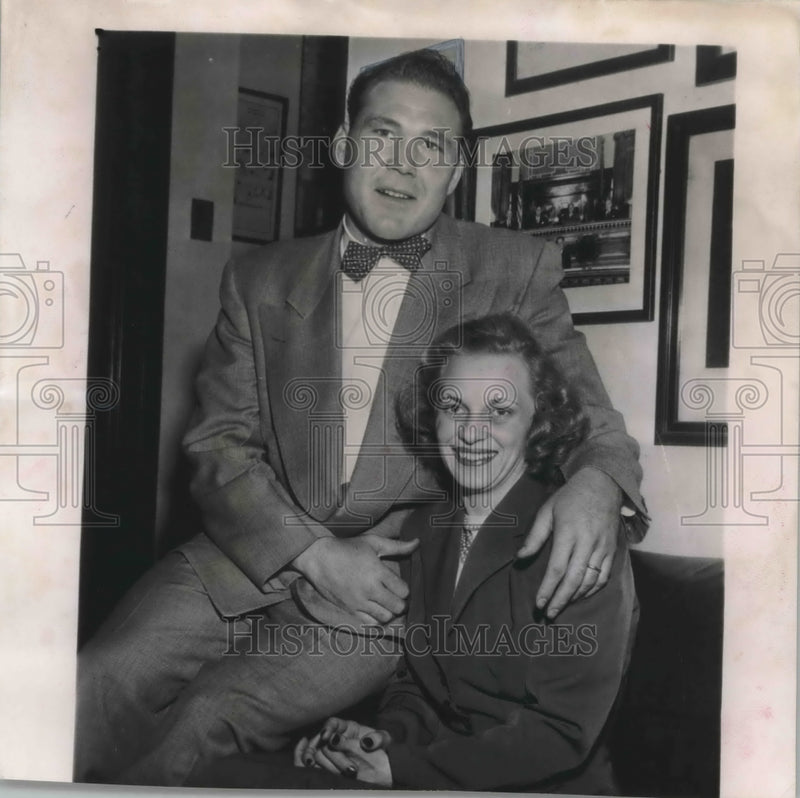 Load image into Gallery viewer, 1951 Press Photo Jerry Nuzum Of The Pittsburgh Steelers Faces Murder Charges
