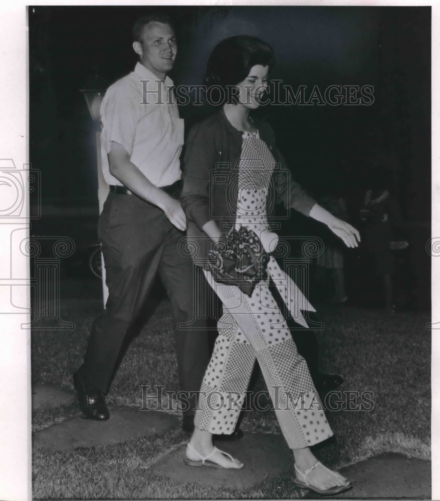 1966 Press Photo Patrick Nugent And Wife Arrive In Westmoreland Hills, Md.- Historic Images