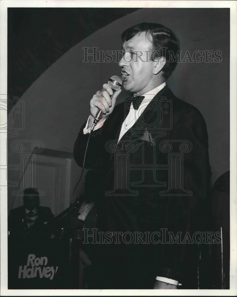 1966 Press Photo Ron Harvey performs in Sheraton-Schroeder Empire Room- Historic Images