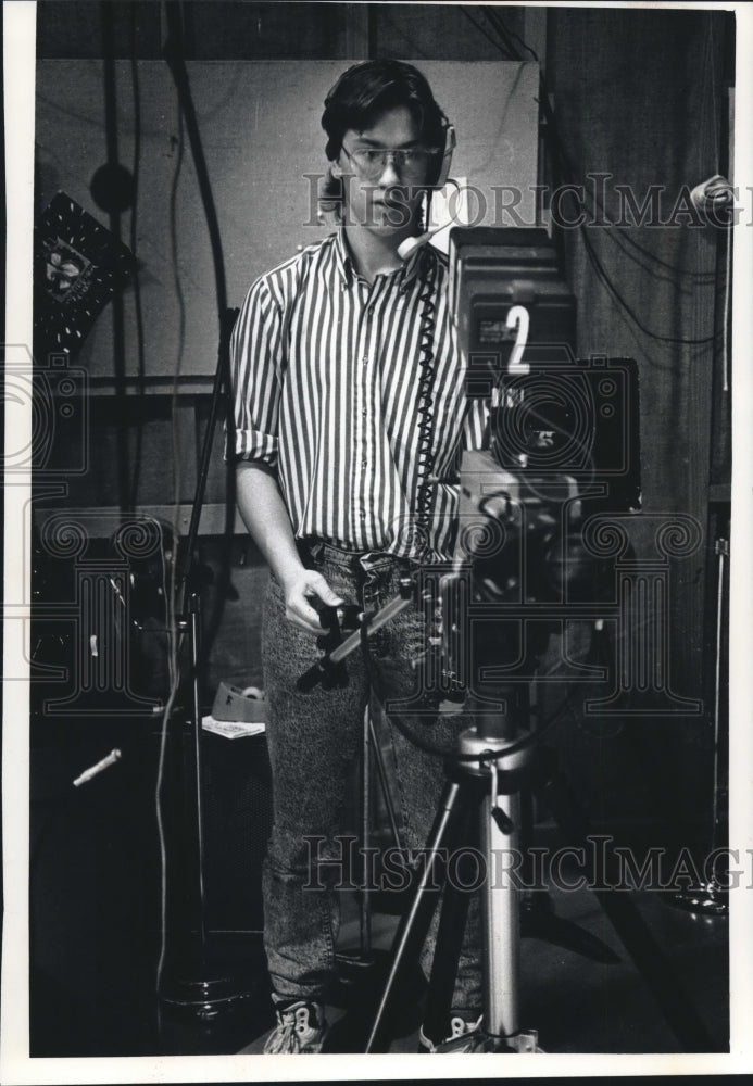 1991 Press Photo Junior Ben Lasiewicz Handles Camera, Hartford, Wisconsin- Historic Images