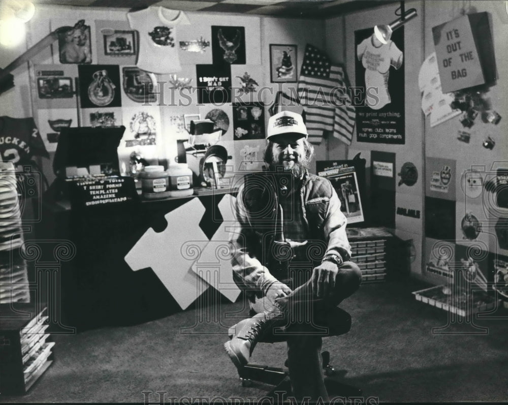 1980 Press Photo Verne Holoubek in Display Room of his Iron-On Transfer Business- Historic Images