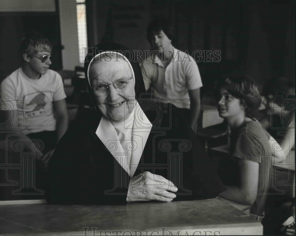 1979 Press Photo Sister Damian Feuling, in classroom with students, Milwaukee.- Historic Images